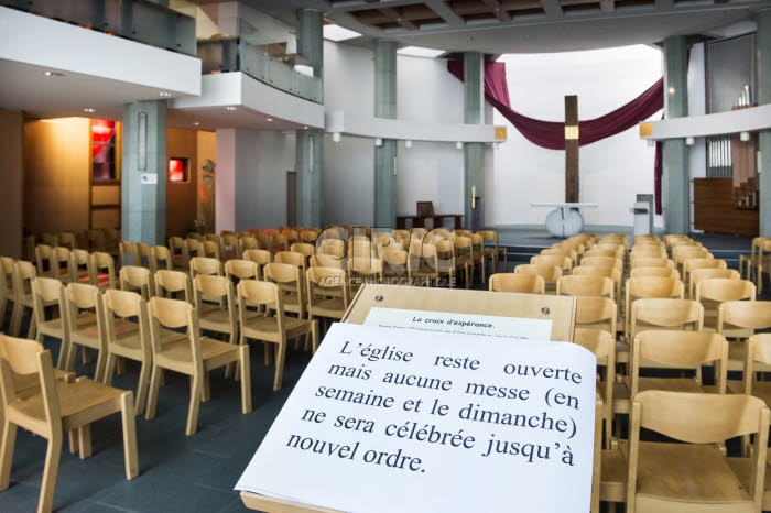 coronavirus Covid-19, des églises laissent leurs portes ouvertes.