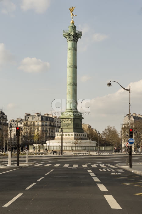 Paris, place de la Bastille désertée.