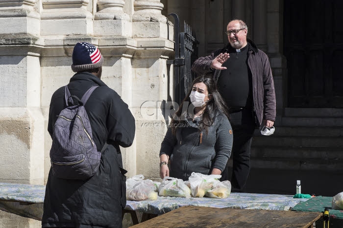 Covid-19, distribution alimentaire aux plus démunis dans une paroisse.