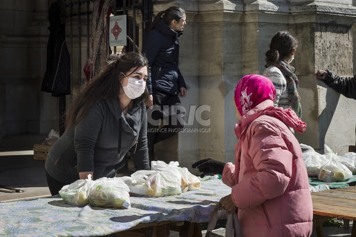 Covid-19, distribution alimentaire aux plus démunis dans une paroisse.