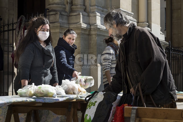 Covid-19, distribution alimentaire aux plus démunis dans une paroisse.