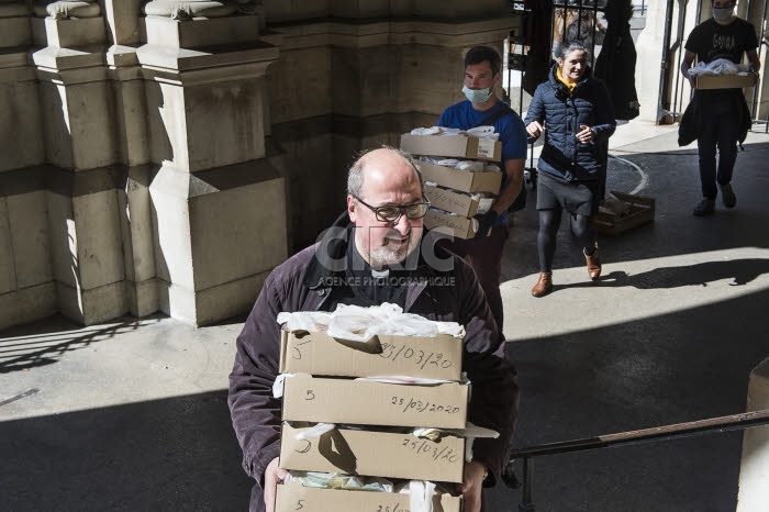 Covid-19, distribution alimentaire aux plus démunis dans une paroisse.