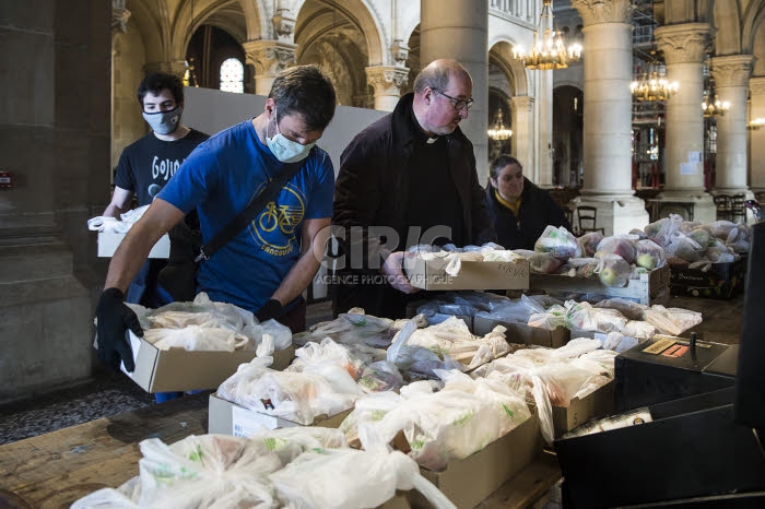 Covid-19, distribution alimentaire aux plus démunis dans une paroisse.