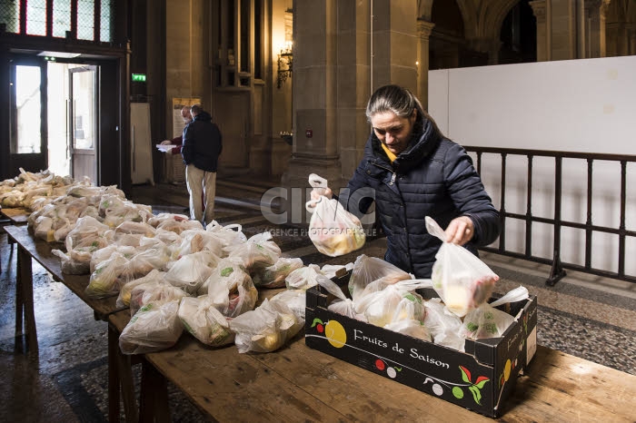 Covid-19, distribution alimentaire aux plus démunis dans une paroisse.