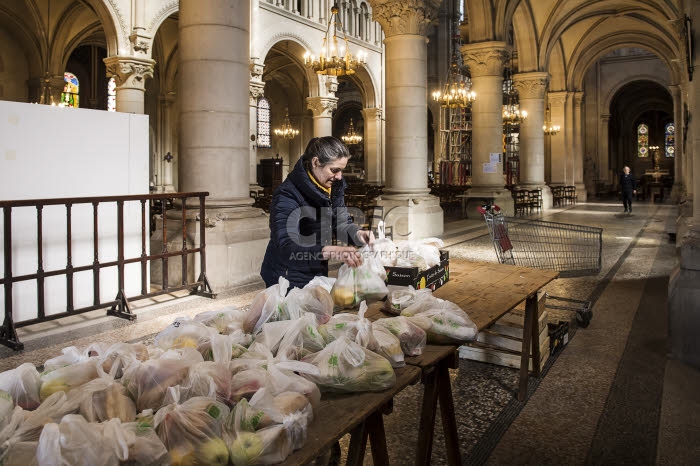 Covid-19, distribution alimentaire aux plus démunis dans une paroisse.