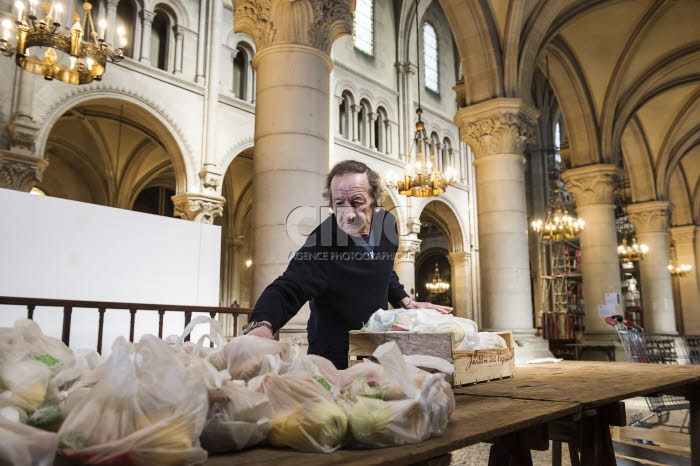 Covid-19, distribution alimentaire aux plus démunis dans une paroisse.