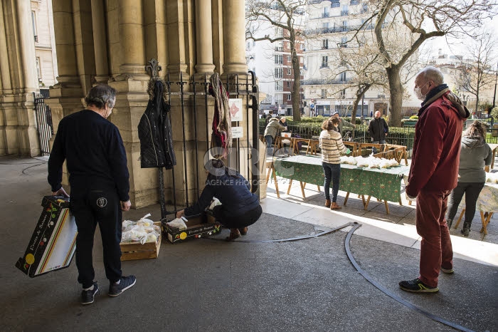 Covid-19, distribution alimentaire aux plus démunis dans une paroisse.