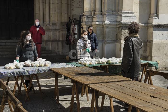 Covid-19, distribution alimentaire aux plus démunis dans une paroisse.