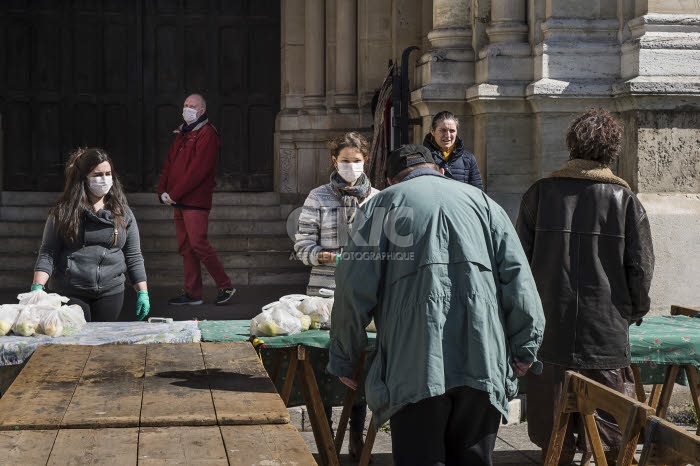 Covid-19, distribution alimentaire aux plus démunis dans une paroisse.