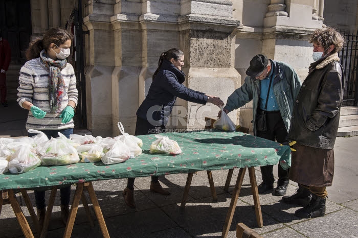 Covid-19, distribution alimentaire aux plus démunis dans une paroisse.