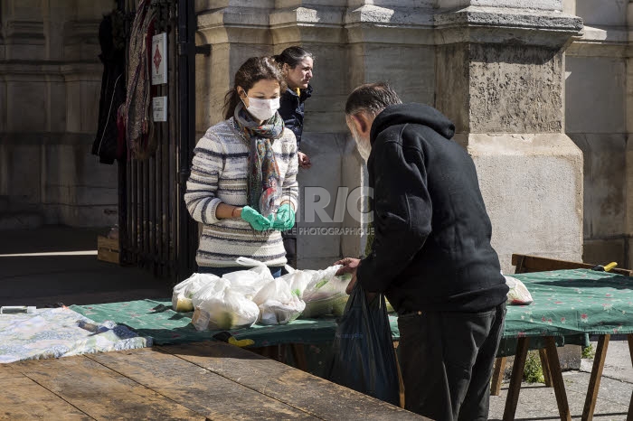 Covid-19, distribution alimentaire aux plus démunis dans une paroisse.