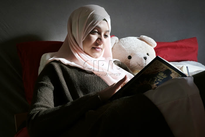 Jeune musulmane pratiquant chez elle