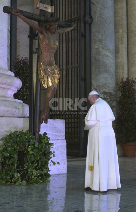 Coronavirus Covid-19 en Italie, le Pape seul pendant la prière Urbi et Orbi.