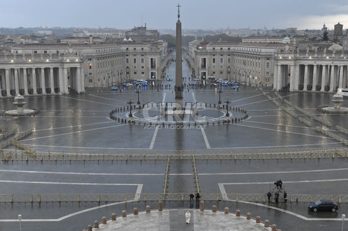 Coronavirus Covid-19 en Italie, le Pape seul pendant la prière Urbi et Orbi.