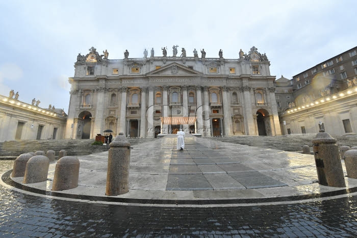 Coronavirus Covid-19 en Italie, le Pape seul pendant la prière Urbi et Orbi.