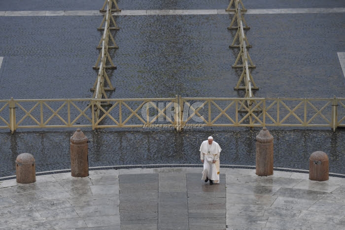 Coronavirus Covid-19 en Italie, le Pape seul pendant la prière Urbi et Orbi.