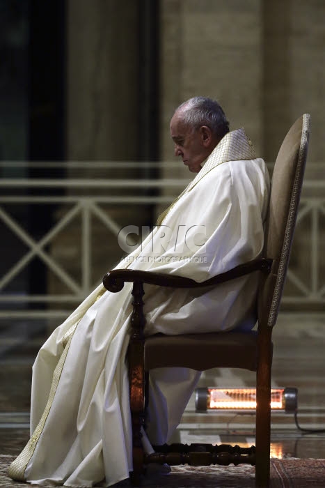 Coronavirus Covid-19 en Italie, le Pape seul pendant la prière Urbi et Orbi.