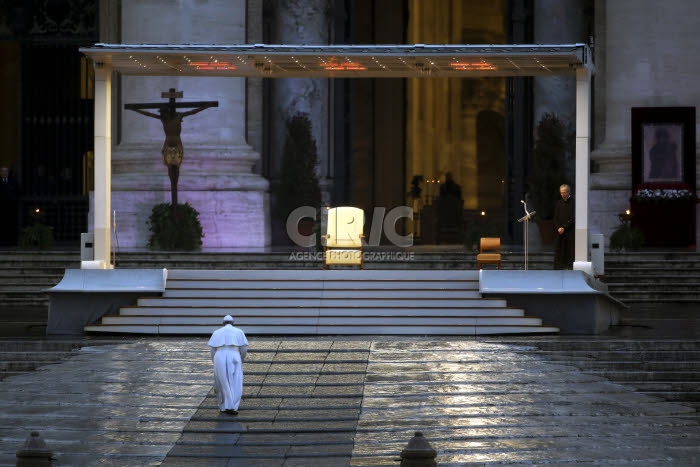 Coronavirus Covid-19 en Italie, le Pape seul pendant la prière Urbi et Orbi.