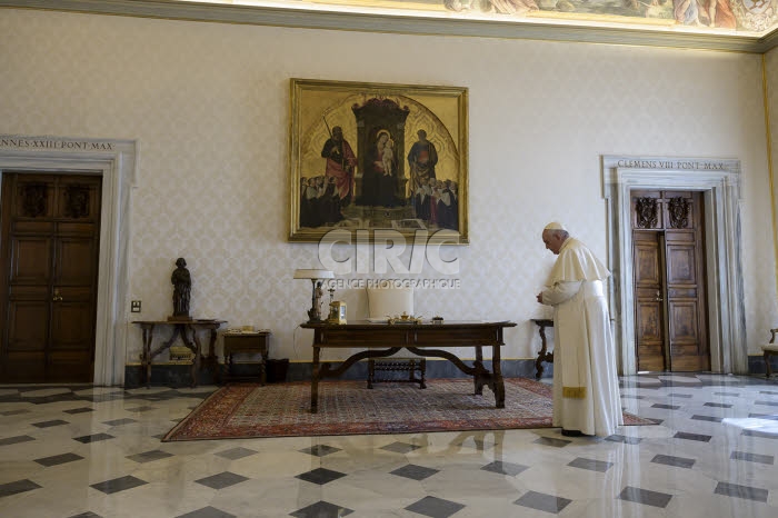 Le pape Francis dans la bibliothèque du Palais apostolique. Vatican.