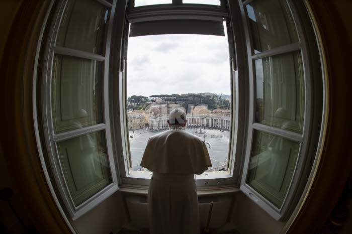 Le pape François priant à la fenêtre, devant la place Saint Pierre déserte.