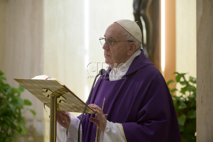 Le pape François célébre la messe quotidienne.