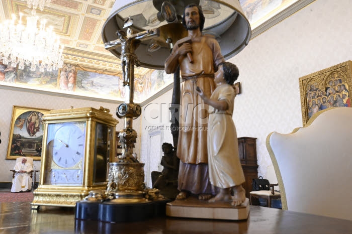 Audience générale dans l'une des pièces du Palais apostolique.