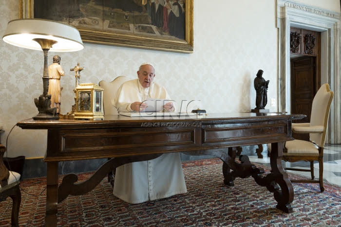 Le pape François dans son bureau, au Palais apostolique.