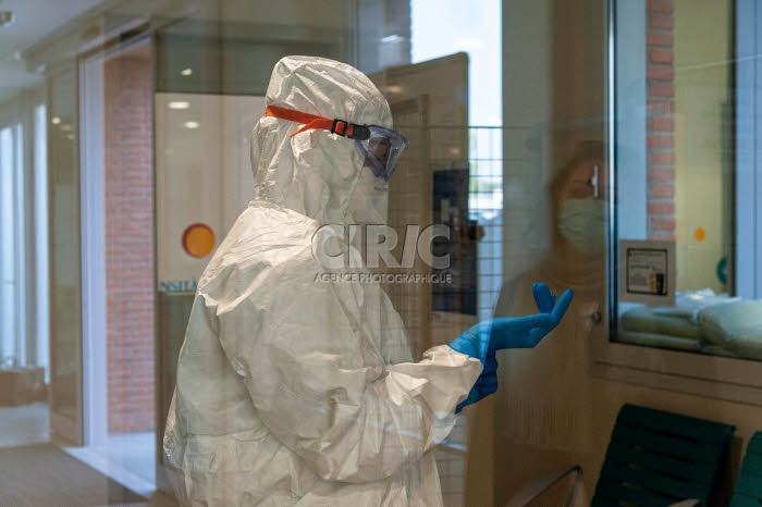 Personnel soignant dans la structure créée sur le campus bio-médical de Rome.