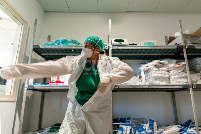 Personnel soignant dans la structure créée sur le campus bio-médical de Rome.