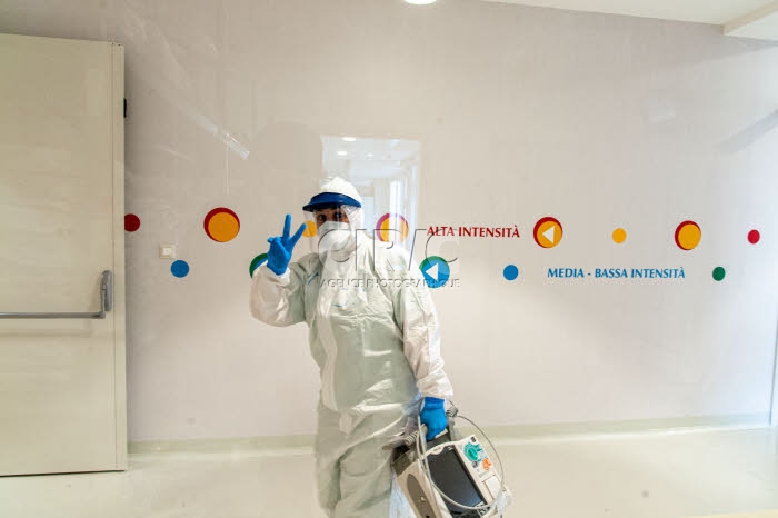Personnel soignant dans la structure créée sur le campus bio-médical de Rome.