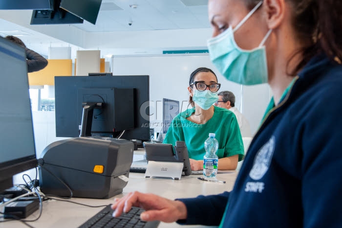 Personnel soignant dans la structure créée sur le campus bio-médical de Rome.