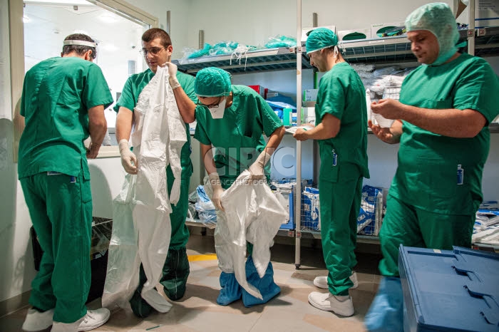 Personnel soignant dans la structure créée sur le campus bio-médical de Rome.