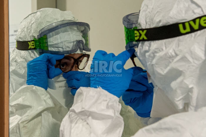 Personnel soignant dans la structure créée sur le campus bio-médical de Rome.