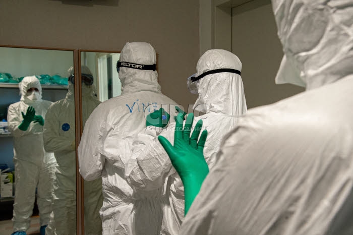 Personnel soignant dans la structure créée sur le campus bio-médical de Rome.