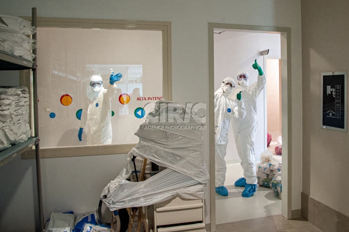 Personnel soignant dans la structure créée sur le campus bio-médical de Rome.