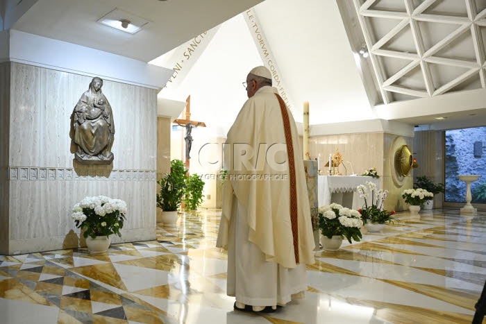 Le pape François célèbre la messe en la chapelle Sainte Marthe au Vatican.