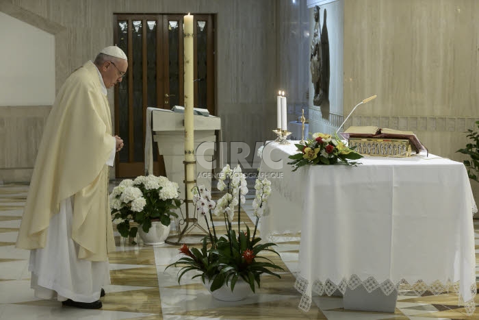 Le pape François célèbre la messe en la chapelle Sainte Marthe au Vatican.