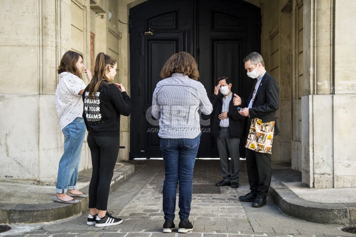Coronavirus, Covid-19, les prêtres à la rencontre des paroissiens.
