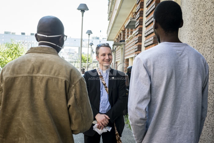 Coronavirus, Covid-19, les prêtres à la rencontre des paroissiens.