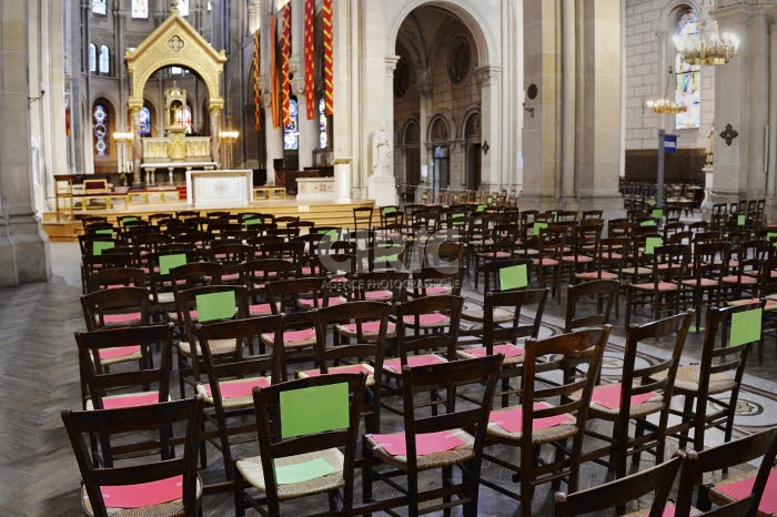 Coronavirus Covid-19, préparation d'une l'église en vue de la reprise des messes.