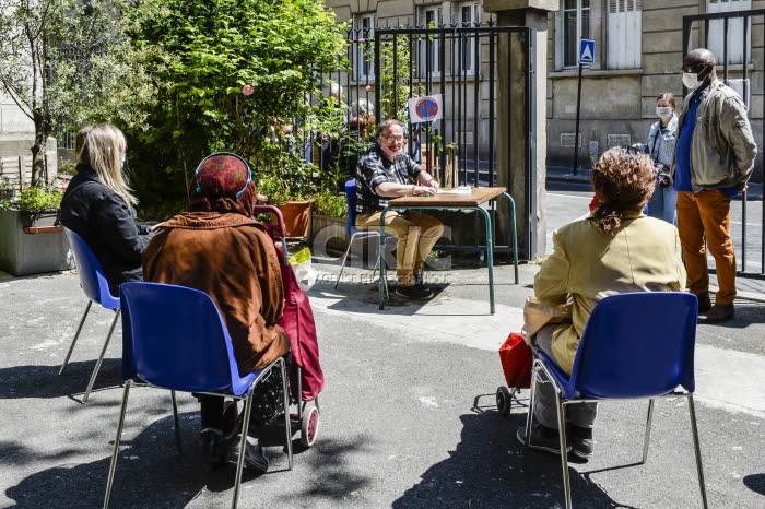 Coronavirus Covid-19, épicerie solidaire dans la paroisse Saint-Ambroise.