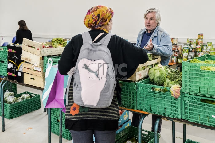 Coronavirus Covid-19, épicerie solidaire dans la paroisse Saint-Ambroise.