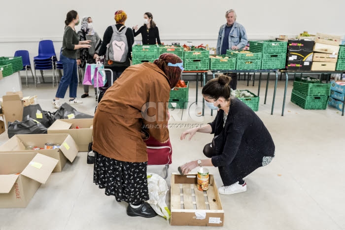 Coronavirus Covid-19, épicerie solidaire dans la paroisse Saint-Ambroise.