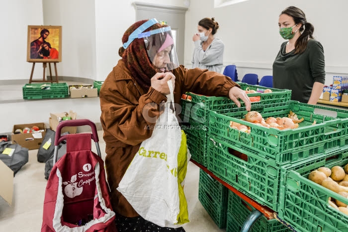 Coronavirus Covid-19, épicerie solidaire dans la paroisse Saint-Ambroise.