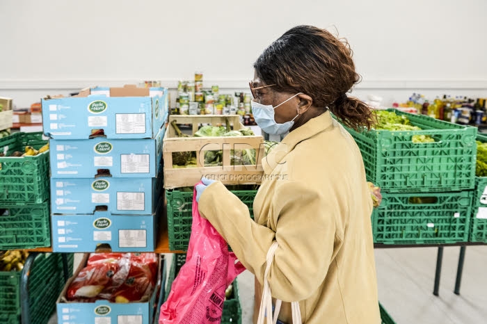 Coronavirus Covid-19, épicerie solidaire dans la paroisse Saint-Ambroise.