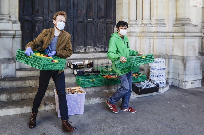 Covid-19, distribution alimentaire aux plus démunis, paroisse Saint Ambroise.