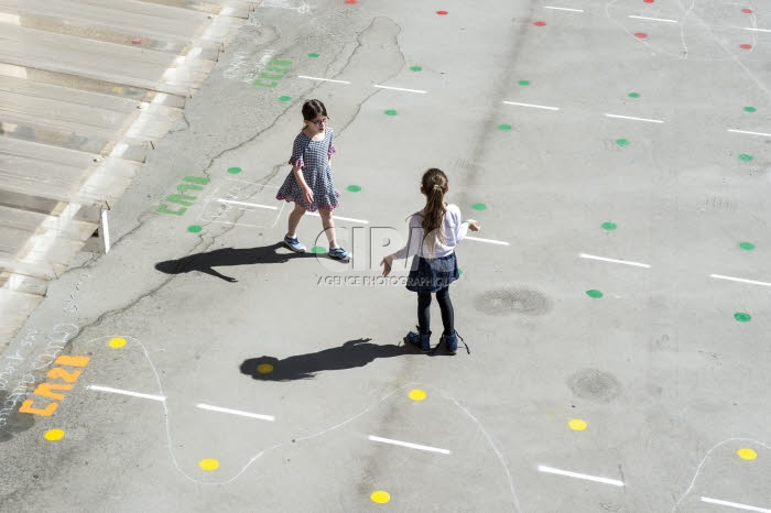 France, Covid-19, reprise des cours pour des élèves d'une classe de CE2.
