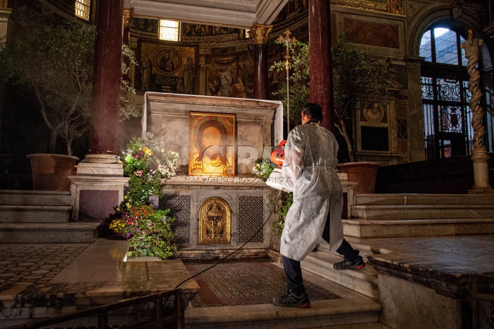 Coronavirus, désinfection de la basilique Sainte Marie du Trastevere à Rome.