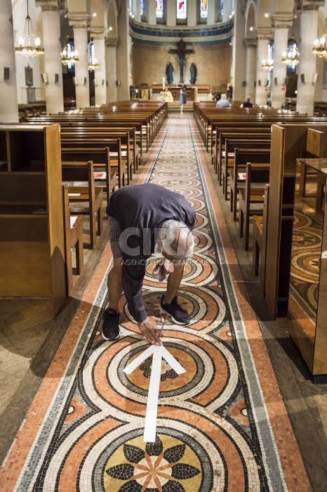 Coronavirus, aménagement de l’église suivant les mesures sanitaires.