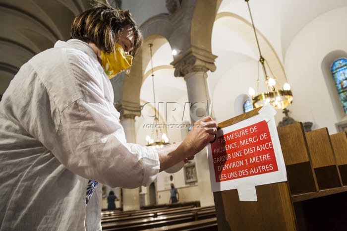 Coronavirus, aménagement de l’église suivant les mesures sanitaires.